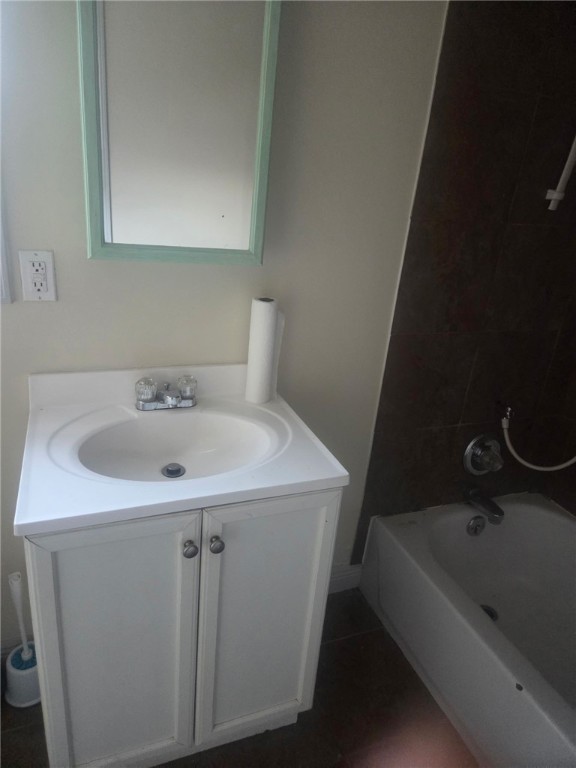1051 Gage Drive Winder, GA 30680 - Photo 15 of 23 Single vanity with tub/shower combo.