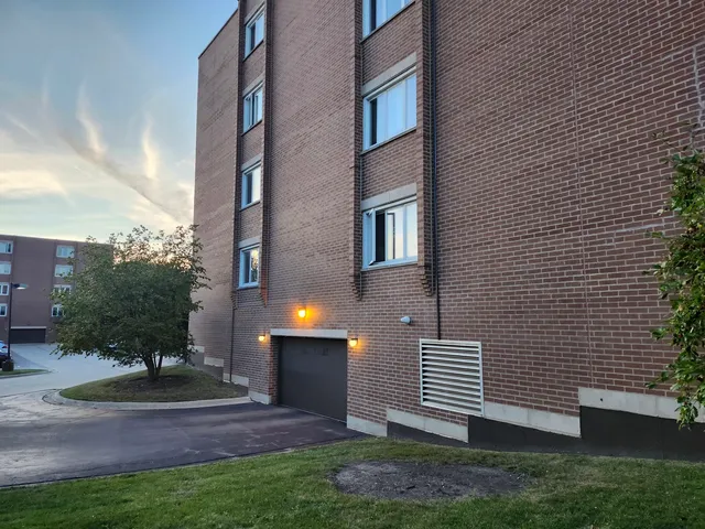 $290,000 | 9500 Washington Street, Unit 306, Niles, IL 60714