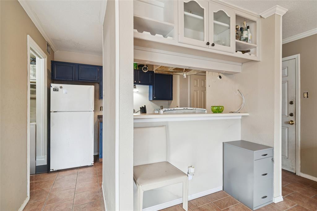 18333 Roehampton Drive, Unit 224 Dallas, TX 75252 - Photo 5 of 24 a bathroom with a sink and a mirror