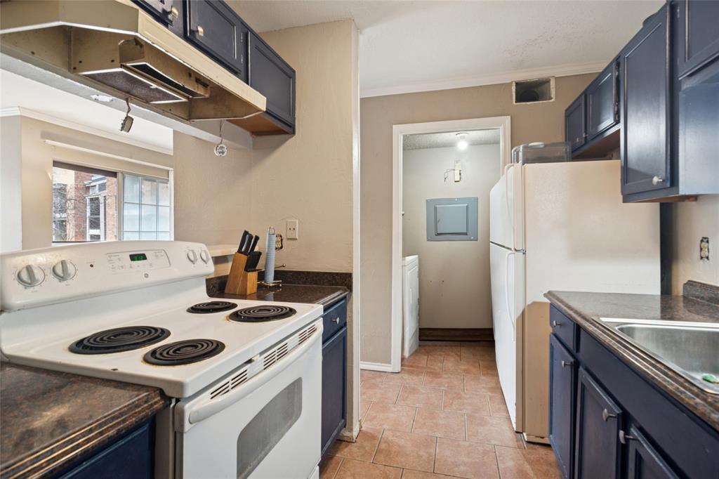 18333 Roehampton Drive, Unit 224 Dallas, TX 75252 - Photo 8 of 24 a kitchen that has a stove and a refrigerator