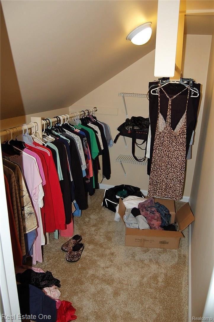 200 Mohawk Road Pontiac, MI 48341 - Photo 18 of 22 Walk-in closet!
