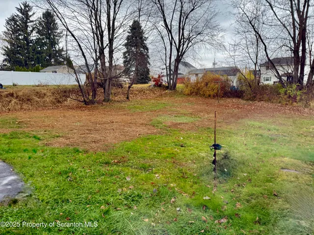 a view of a yard with a house