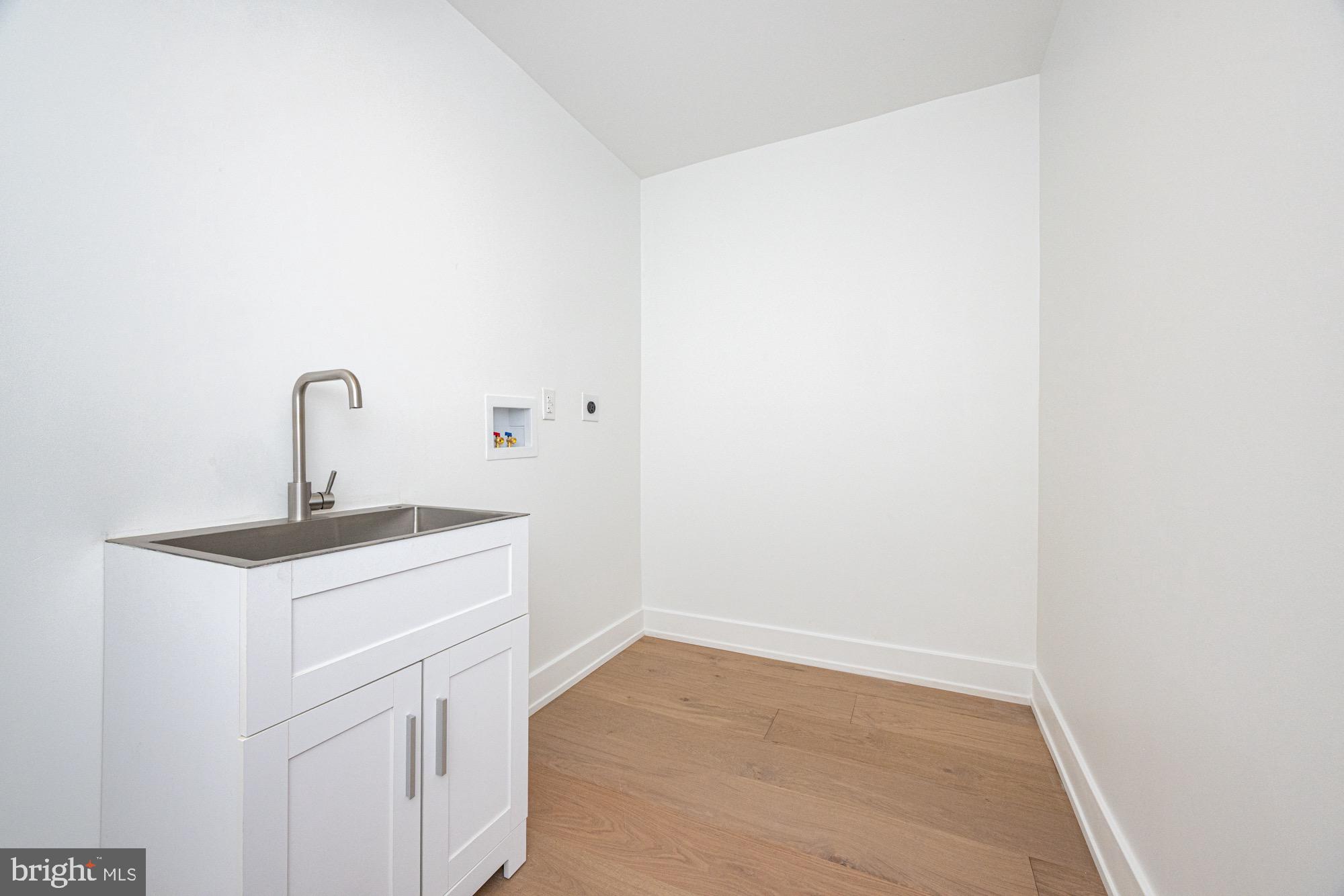 48 Mountainview Court Ewing, NJ 08628 - Photo 12 of 63 a bathroom with a sink and mirror