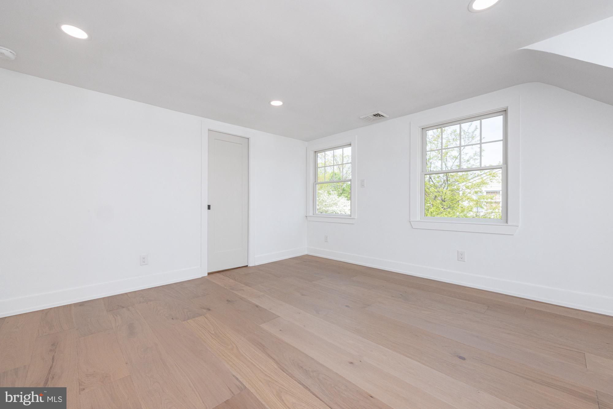 48 Mountainview Court Ewing, NJ 08628 - Photo 38 of 63 an empty room with windows