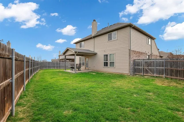 a view of a house with backyard and porch