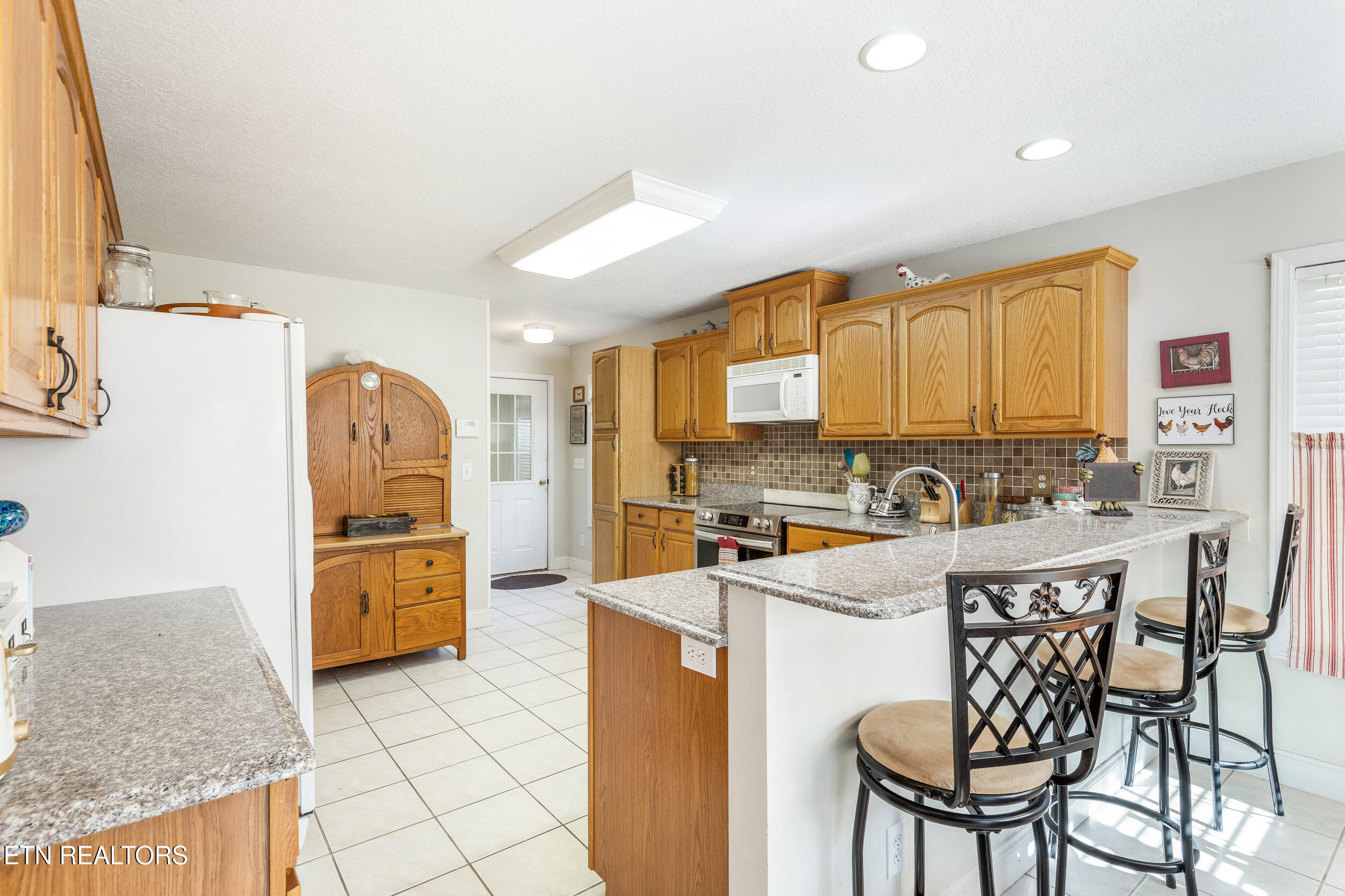 124 Huntington Lane Heiskell, TN 37754 - Photo 7 of 39 Kitchen w/breakfast bar