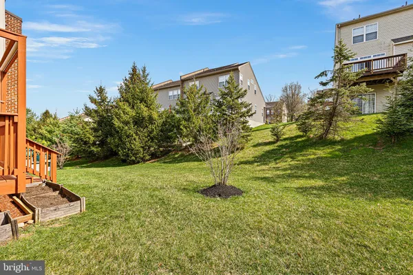a view of a yard in front of the house
