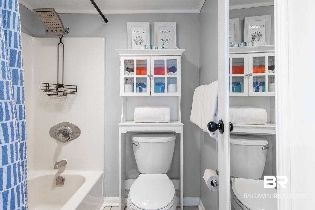 375 Plantation Road, Unit 5502 Gulf Shores, AL 36542 - Photo 11 of 27 The full bathroom offers a tub/shower combo.