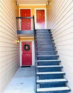 a view of a yard with a house