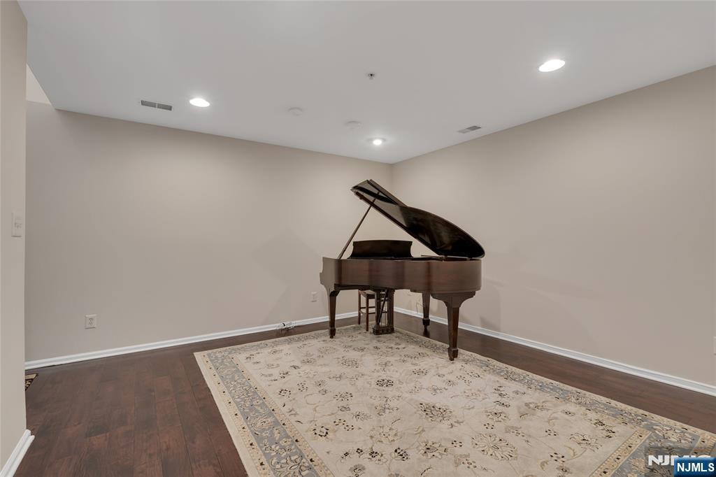 114 Ridge Drive Pompton Lakes, NJ 07442 - Photo 4 of 21