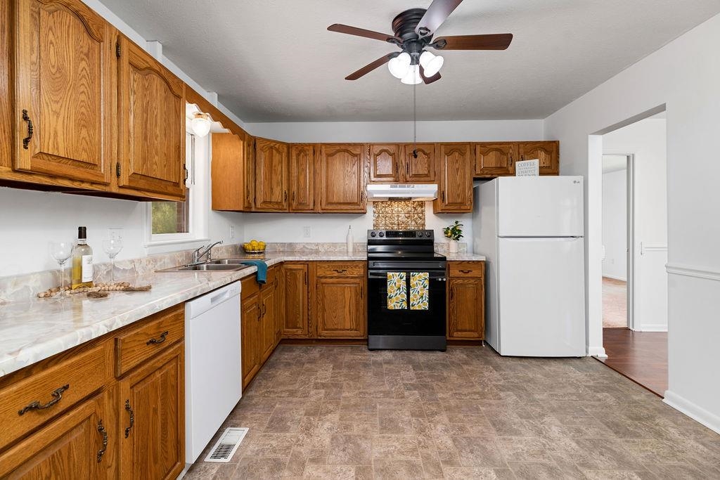 2051 Mt Torrey Road Lyndhurst, VA 22952 - Photo 30 of 67 Nice Kitchen