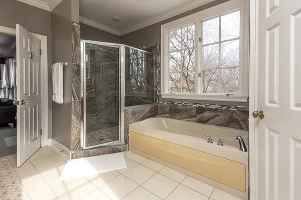 $695,000 | 170 Harbor Isle Circle North, Memphis, TN 38103