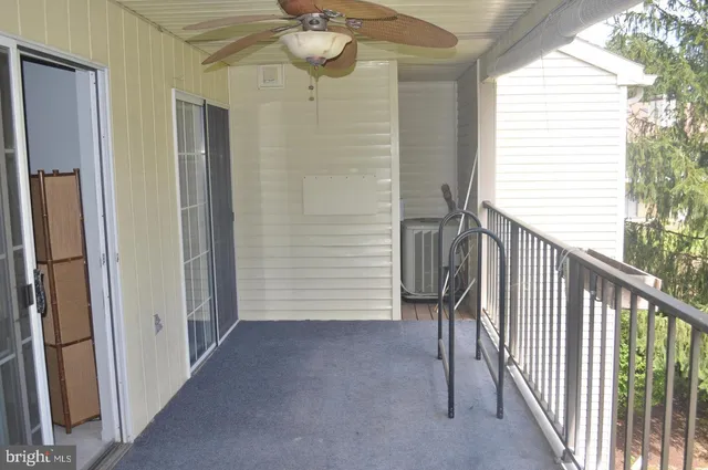 a view of empty room with window