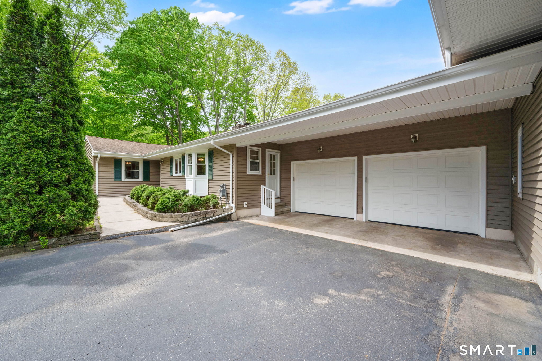 12 Unity Drive Trumbull, CT 06611 - Photo 2 of 38