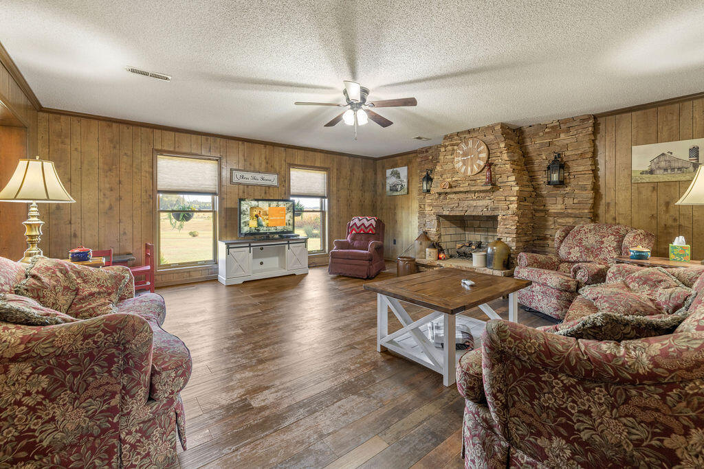 363 Grant Road Murray, KY 42071 - Photo 5 of 43 Large Living Room