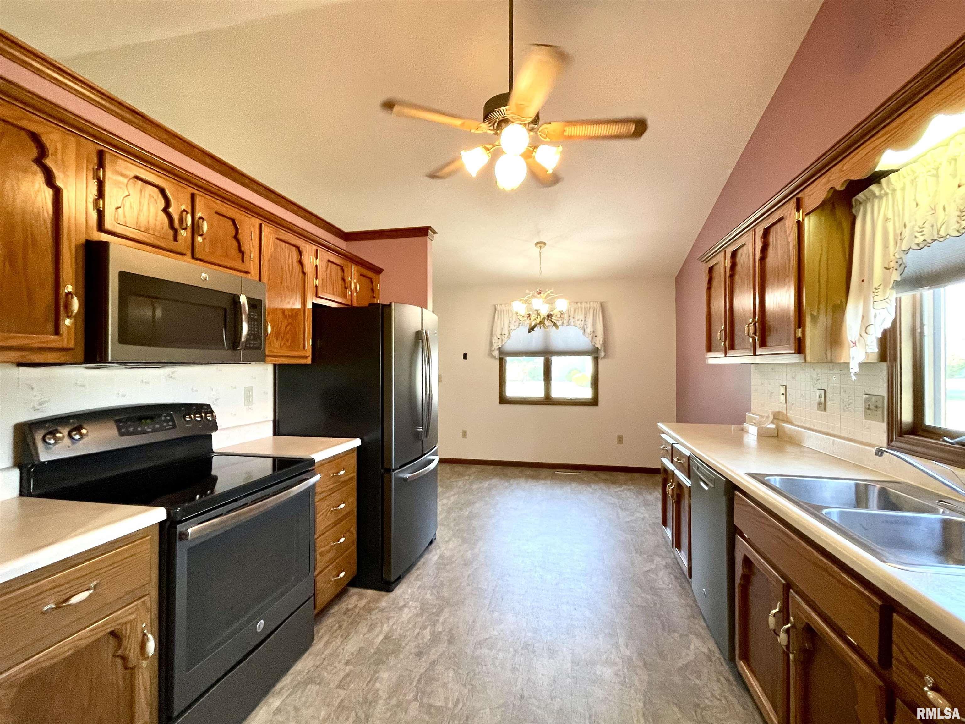 2345 Railsplitter Avenue Lincoln, IL 62656 - Photo 4 of 19 Gallery Image 4