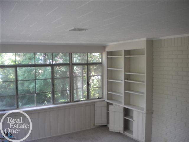928 Harcourt Road Grosse Pointe, MI 48230 - Photo 7 of 19 31326556-6.JPG