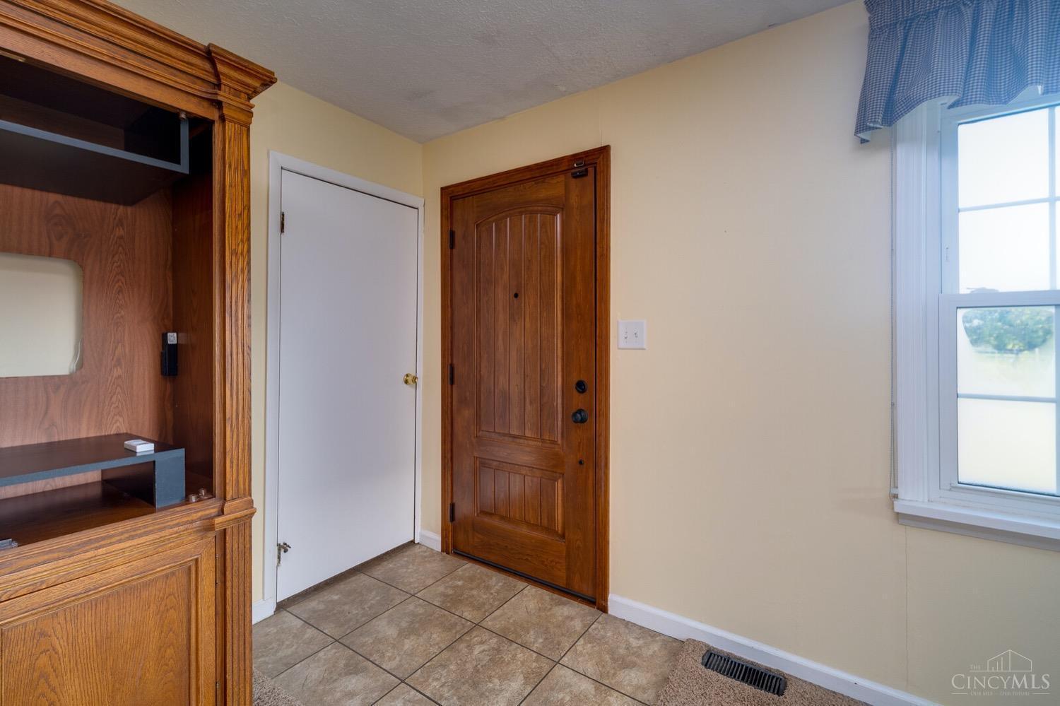 6411 Decker Road Franklin, OH 45005 - Photo 4 of 26 Gallery Image 4