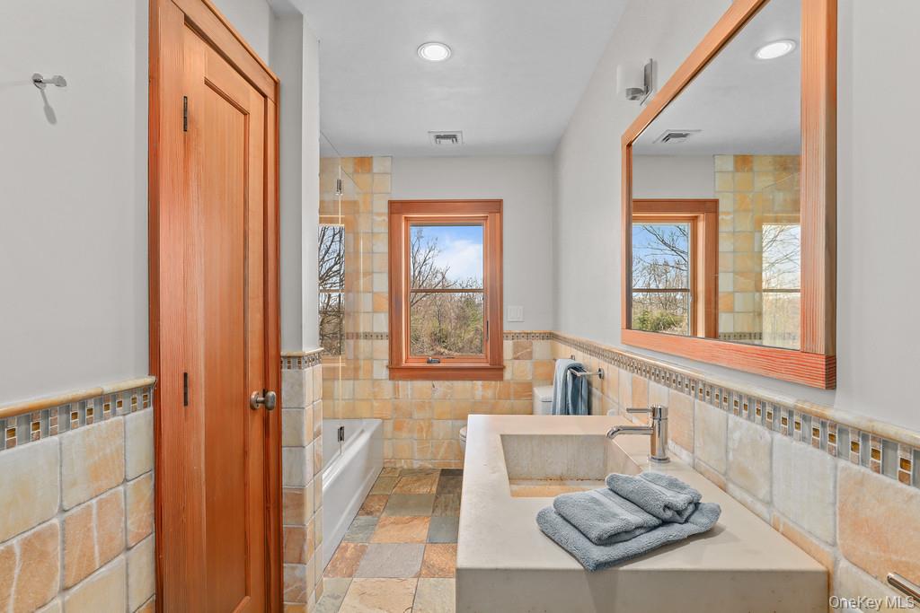 37 Hyatt Road Briarcliff Manor, NY 10510 - Photo 29 of 37 Upstairs Hall bath