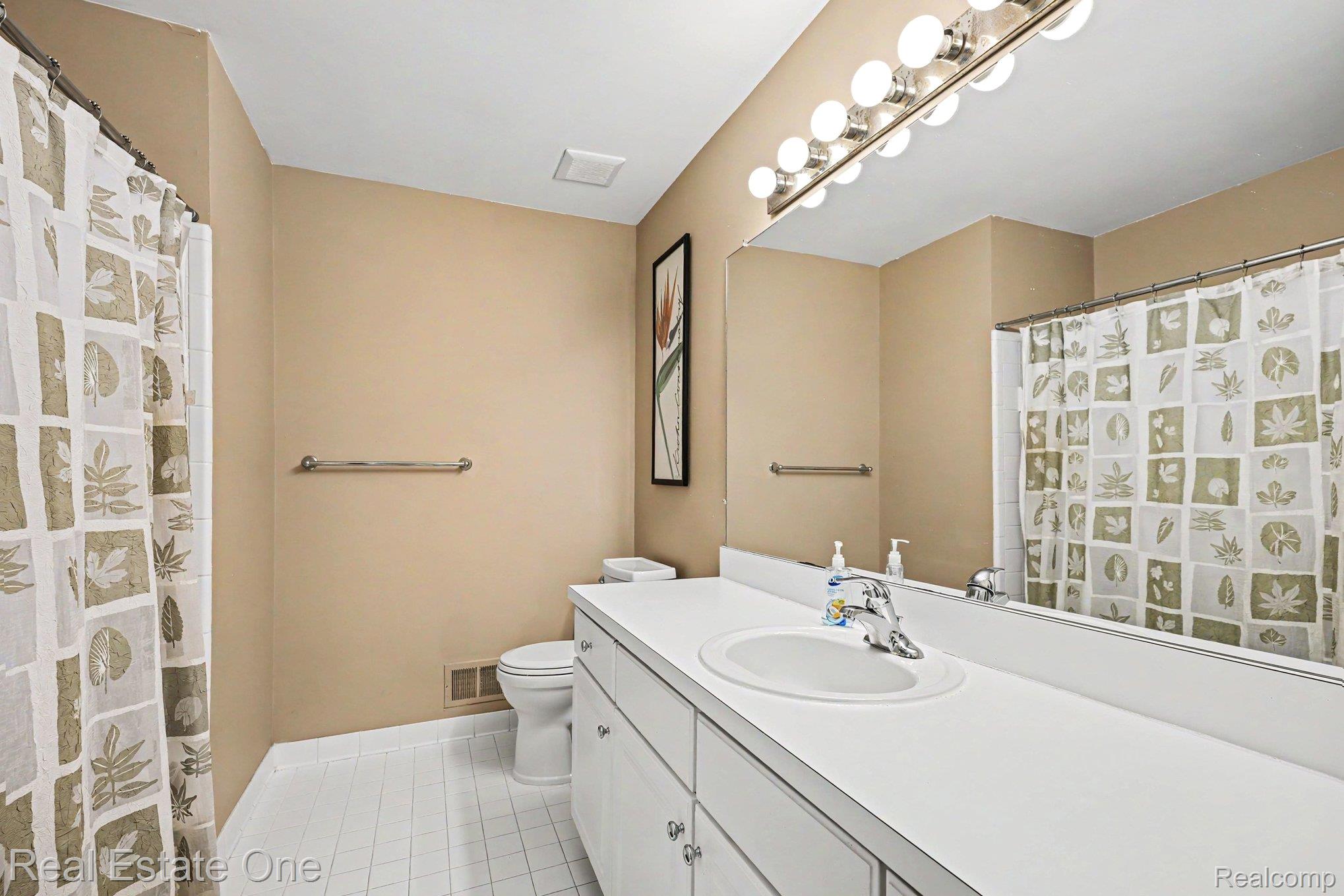 737 Woodfield Way Rochester, MI 48307 - Photo 19 of 27 024_file_4711.jpg