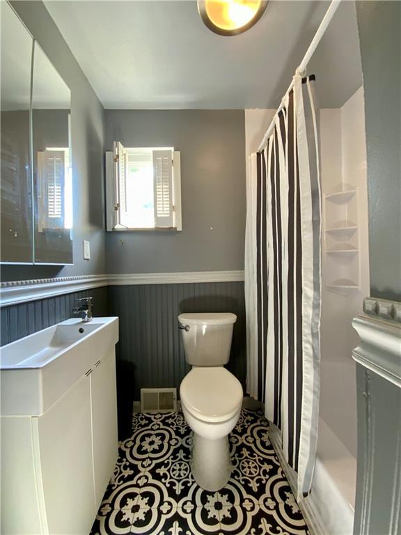 200 Chaplin Drive Coraopolis, PA 15108 - Photo 15 of 25 a bathroom with a toilet sink and mirror