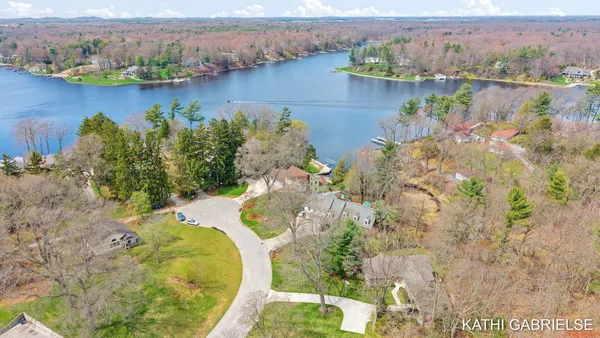 $1,975,000 | 18886 Greenwood Court, Spring Lake, MI 49456