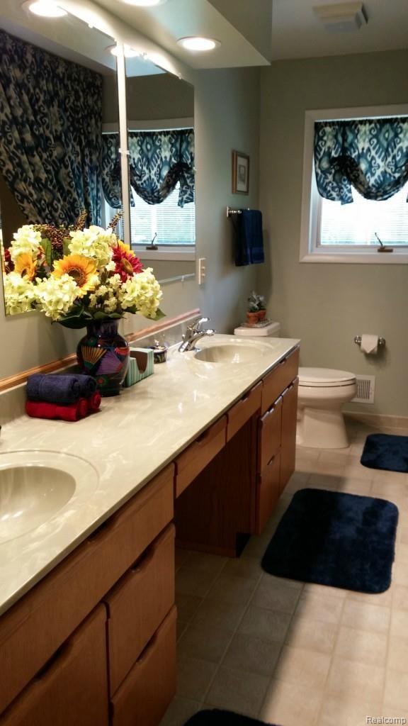 40700 Robbe Road Belleville, MI 48111 - Photo 19 of 38 Main Bathroom