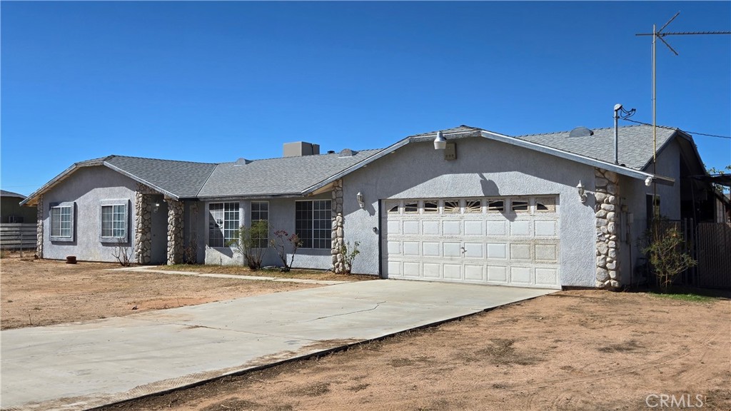 14280 Navajo Road Apple Valley, CA 92307 - Photo 2 of 28 a front view of a house with a yard