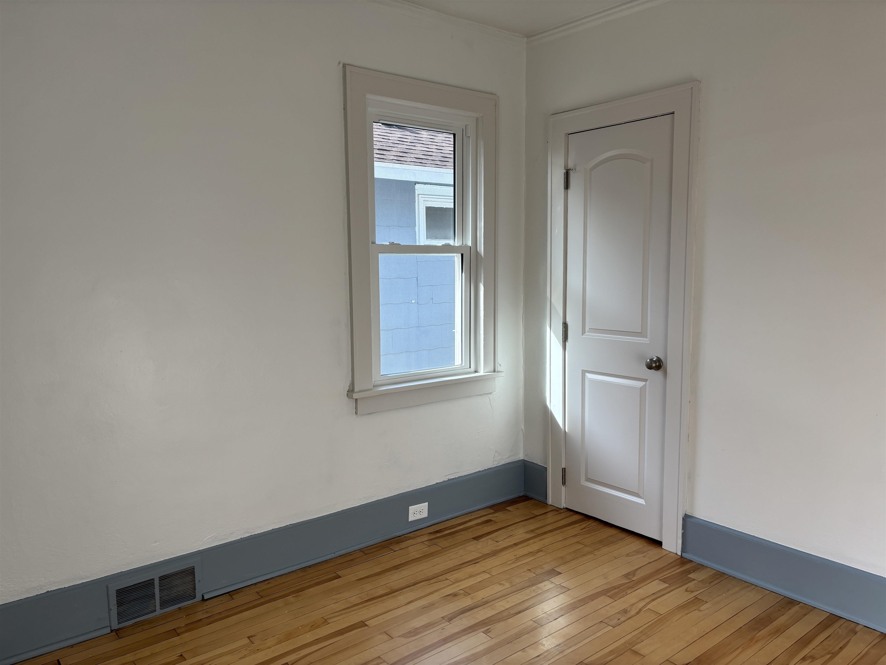 2515 Jefferson Street Duluth, MN 55812 - Photo 20 of 25 Spare room featuring light wood-type flooring and baseboards