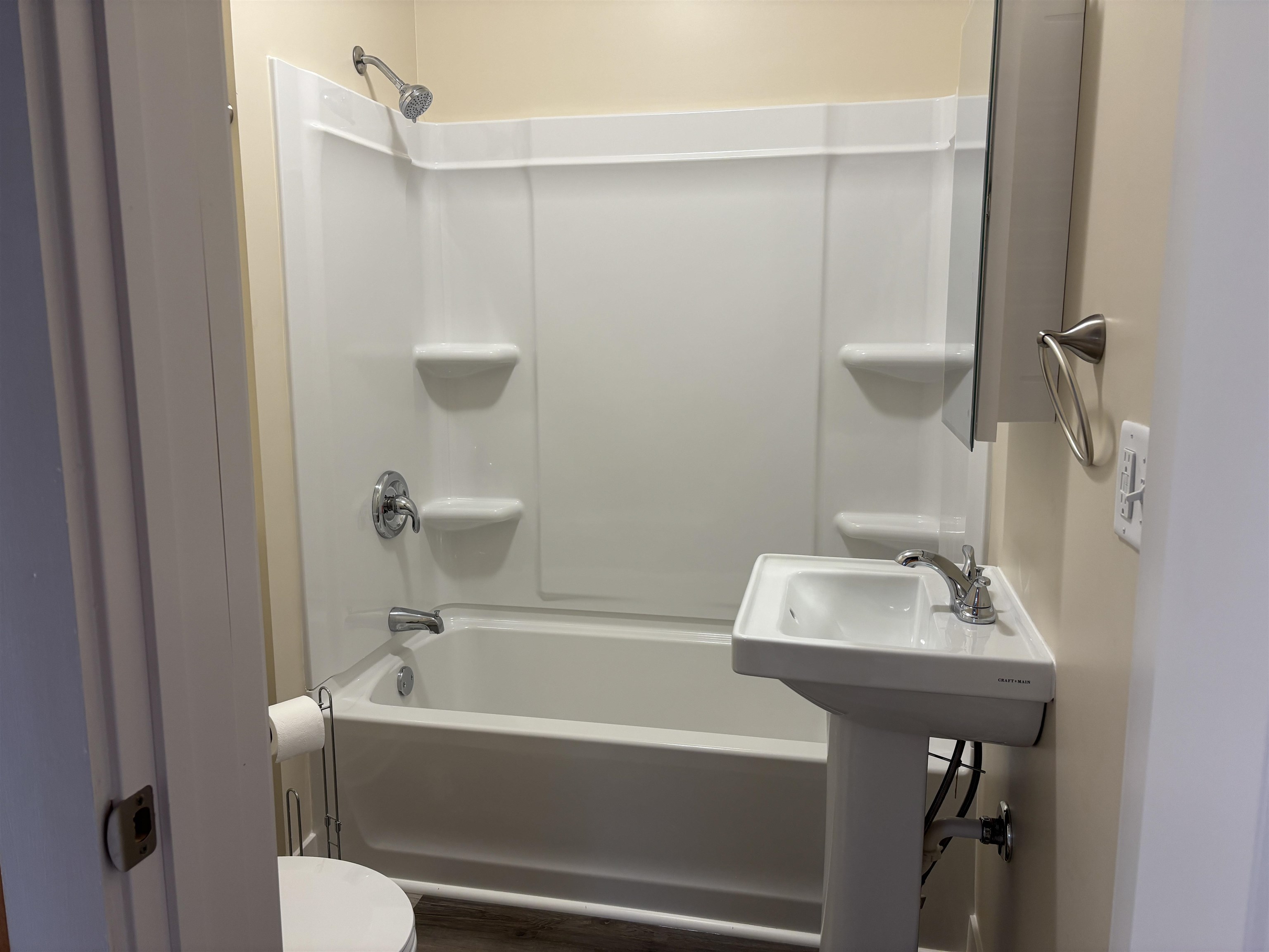 2515 Jefferson Street Duluth, MN 55812 - Photo 22 of 25 Full bathroom featuring toilet and shower combination