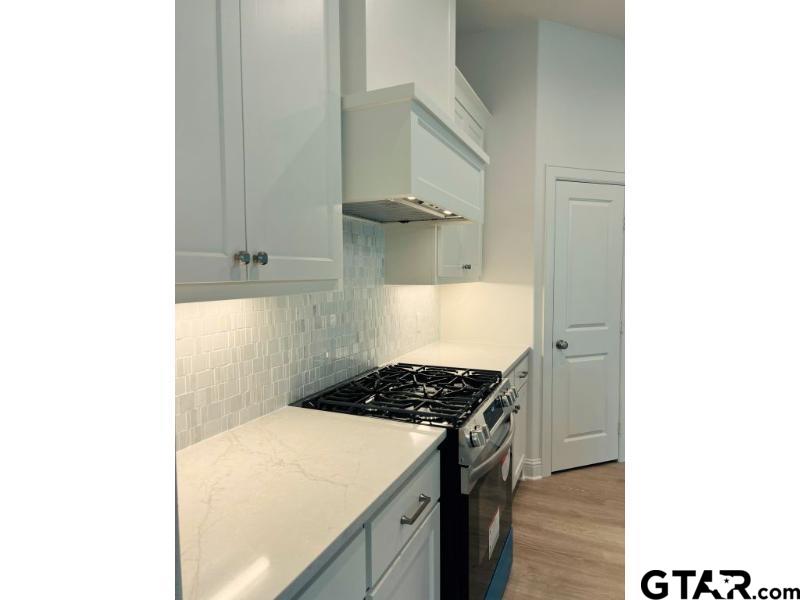 2983 Guinn Farms Road Tyler, TX 75707 - Photo 7 of 22 a kitchen with a stove and a refrigerator