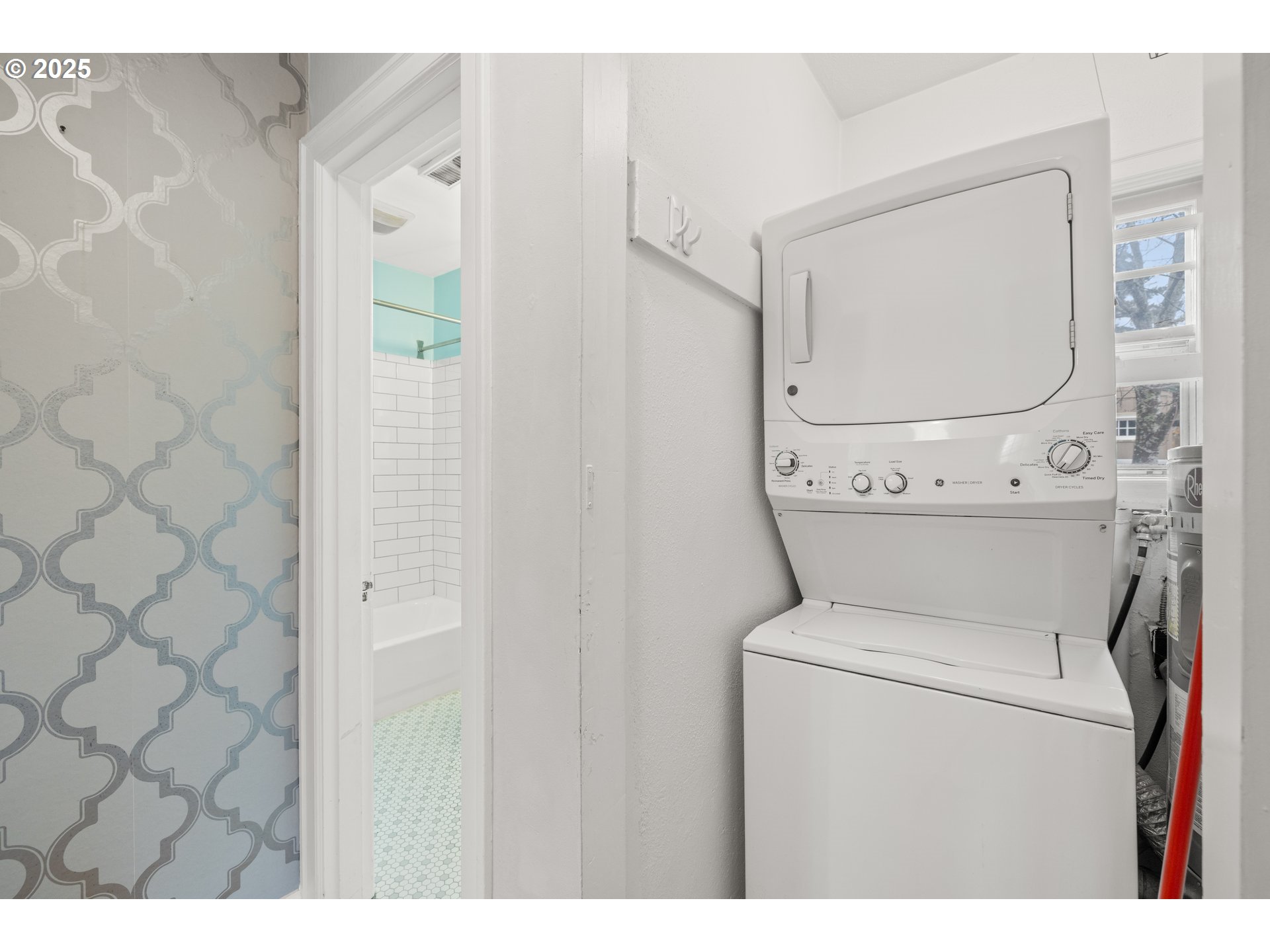 7104 Southeast Tolman Street Portland, OR 97206 - Photo 21 of 34 a utility room with dryer and washer