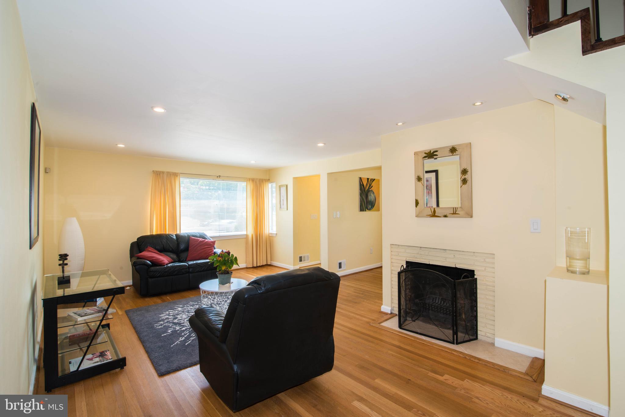 7300 Adelphi Road Hyattsville, MD 20783 - Photo 7 of 44 Living Room