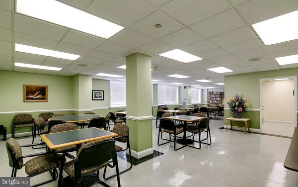 a lots of tables and chairs in a room
