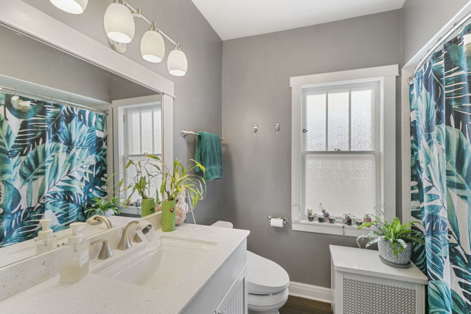 118 Northgate Road Riverside, IL 60546 - Photo 12 of 29 a bathroom with a sink a toilet and a mirror