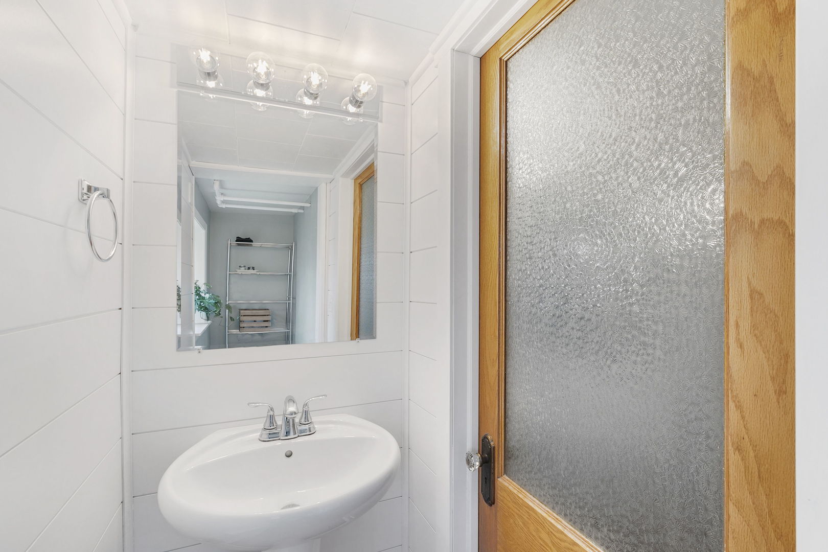 118 Northgate Road Riverside, IL 60546 - Photo 19 of 29 a bathroom with a sink and a mirror