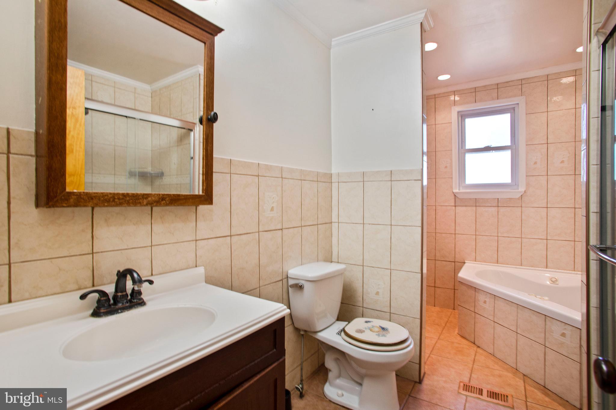 2085 Fort Bevon Road Harleysville, PA 19438 - Photo 16 of 29 Hall Bathroom