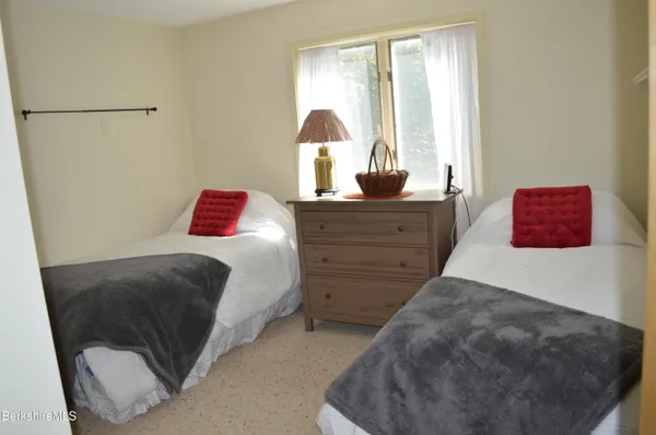 a view of a house with backyard and plants