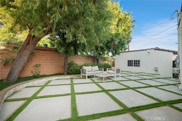 a picture of a bench in the floor