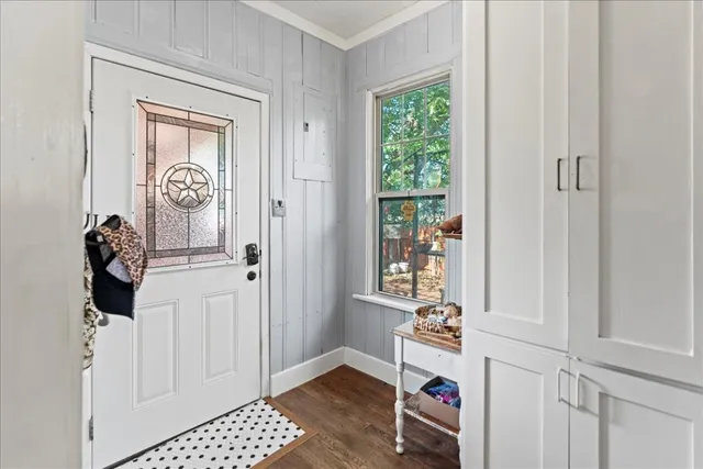 a view of an entryway with a livingroom