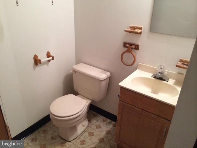 808 Corktree Road Baltimore, MD 21220 - Photo 9 of 11 Bath
