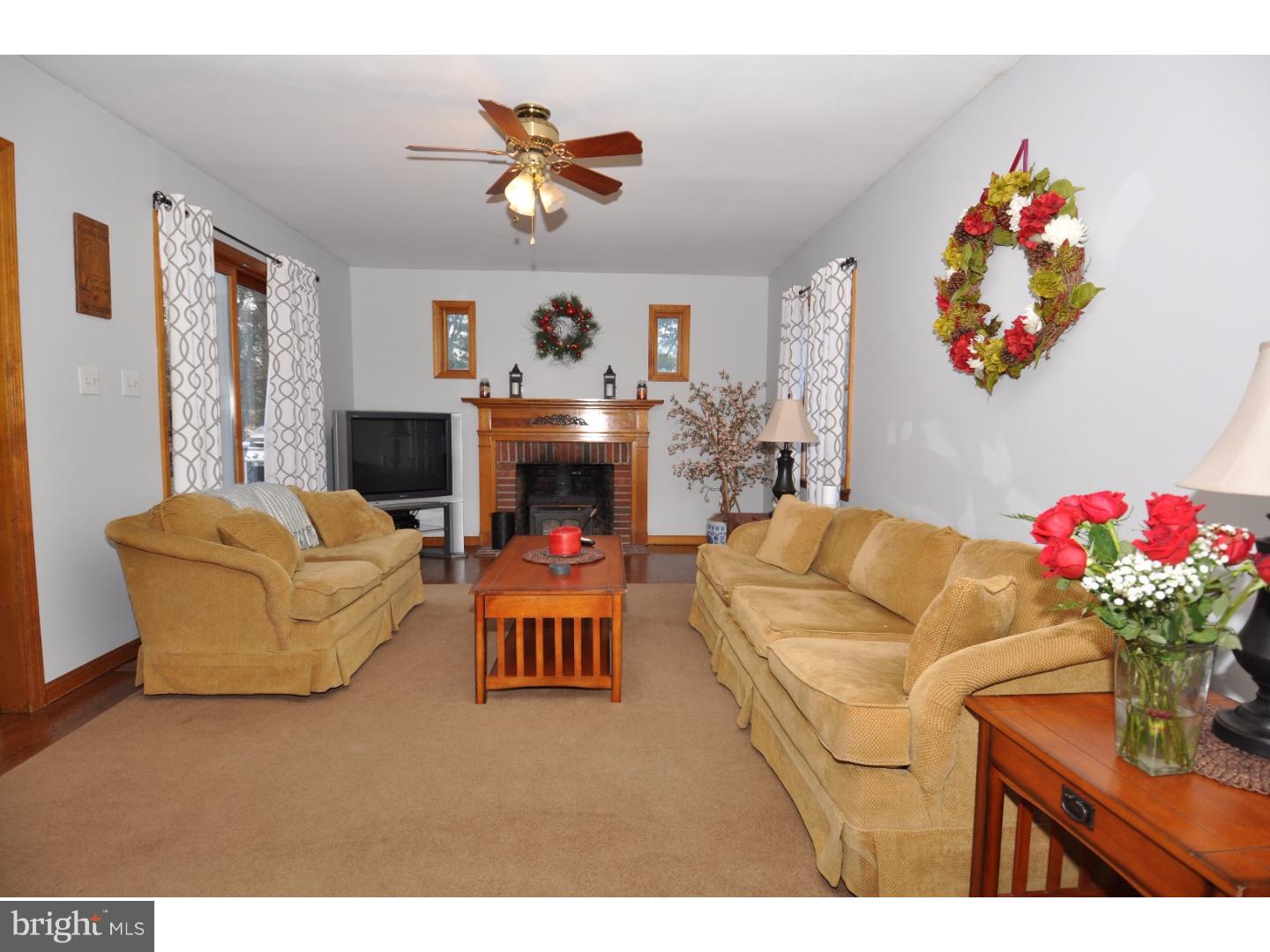 205 Georgetown Road Columbus, NJ 08022 - Photo 2 of 25 Family Room