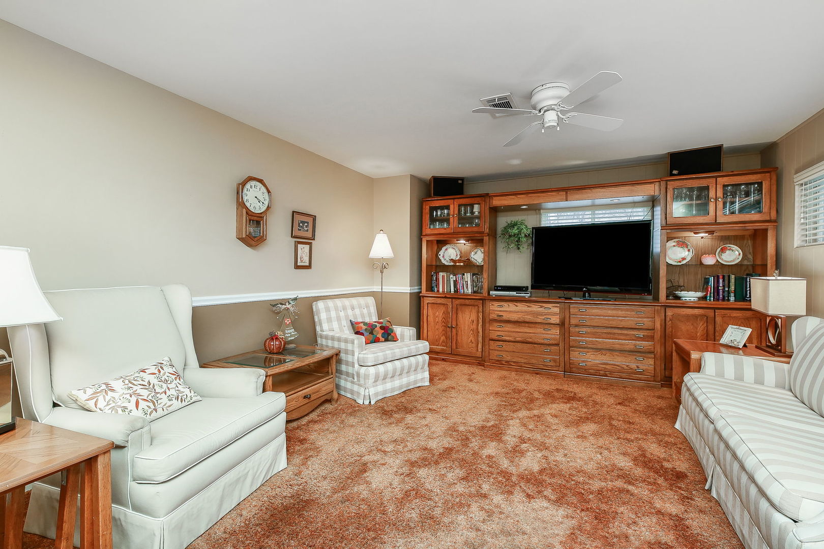 5924 Carpenter Street Downers Grove, IL 60516 - Photo 19 of 28 a living room with furniture and a flat screen tv