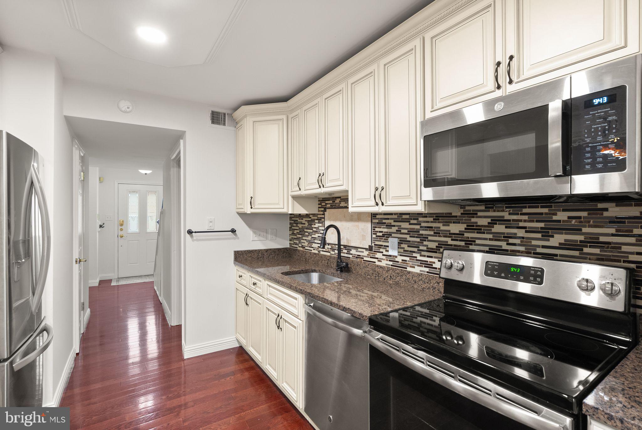 9507 Burdett Road Burke, VA 22015 - Photo 15 of 47 Upgraded with 42" cabinets and granite counters