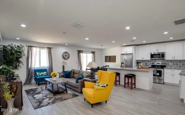 $2,695 | 5735 South 12th Lane, Phoenix, AZ 85041