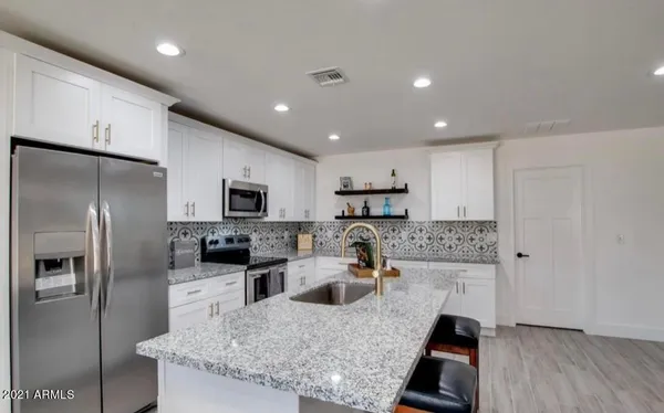 $2,695 | 5735 South 12th Lane, Phoenix, AZ 85041