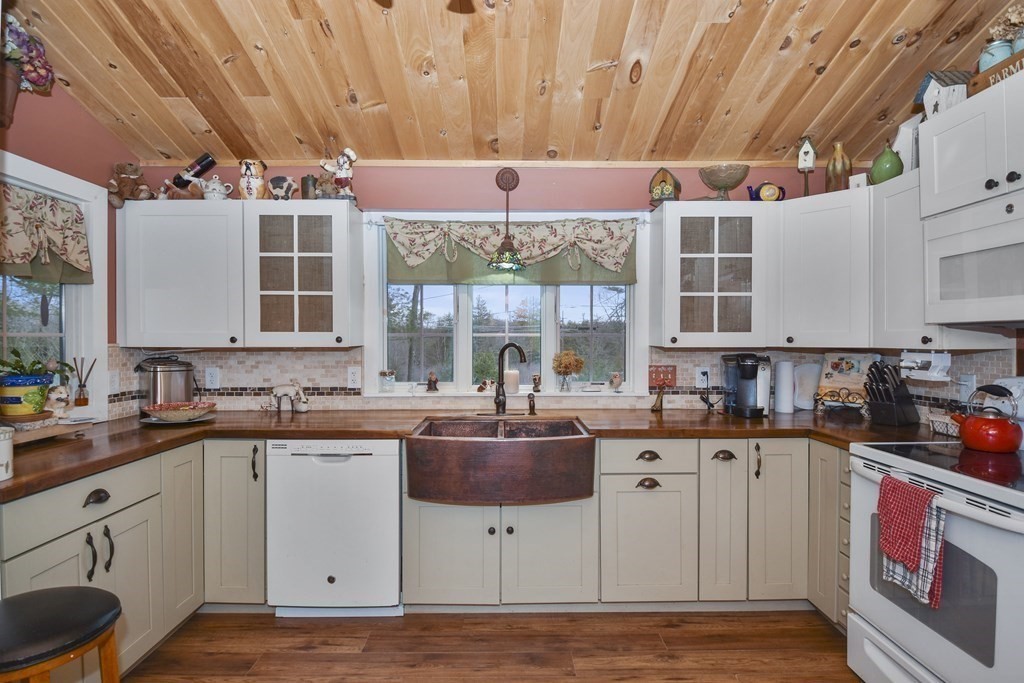 39 Allen Road Sturbridge, MA 01566 - Photo 2 of 22