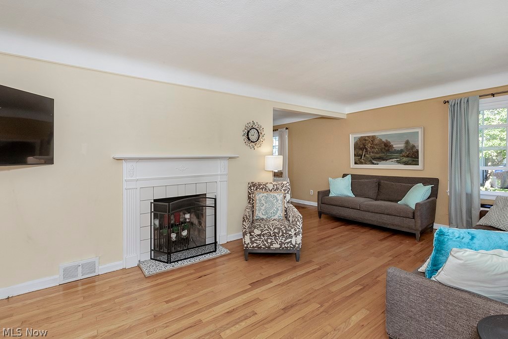 4964 Farnhurst Road Cleveland, OH 44124 - Photo 2 of 38