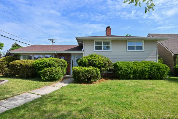 $299,900 | 924 Montclair Drive, Racine, WI 53402