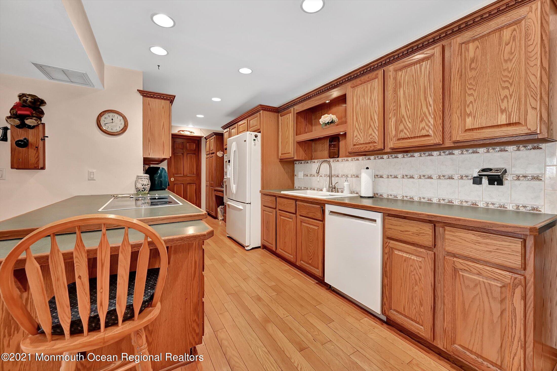82 Church Road Morganville, NJ 07751 - Photo 11 of 35 11-14097893